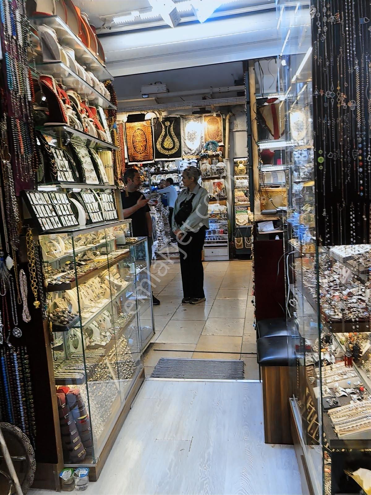 Kapalı Çarşıda İşlek Lokasyonda Satılık 16 M2 Fırsat Dükkan - Görsel 3