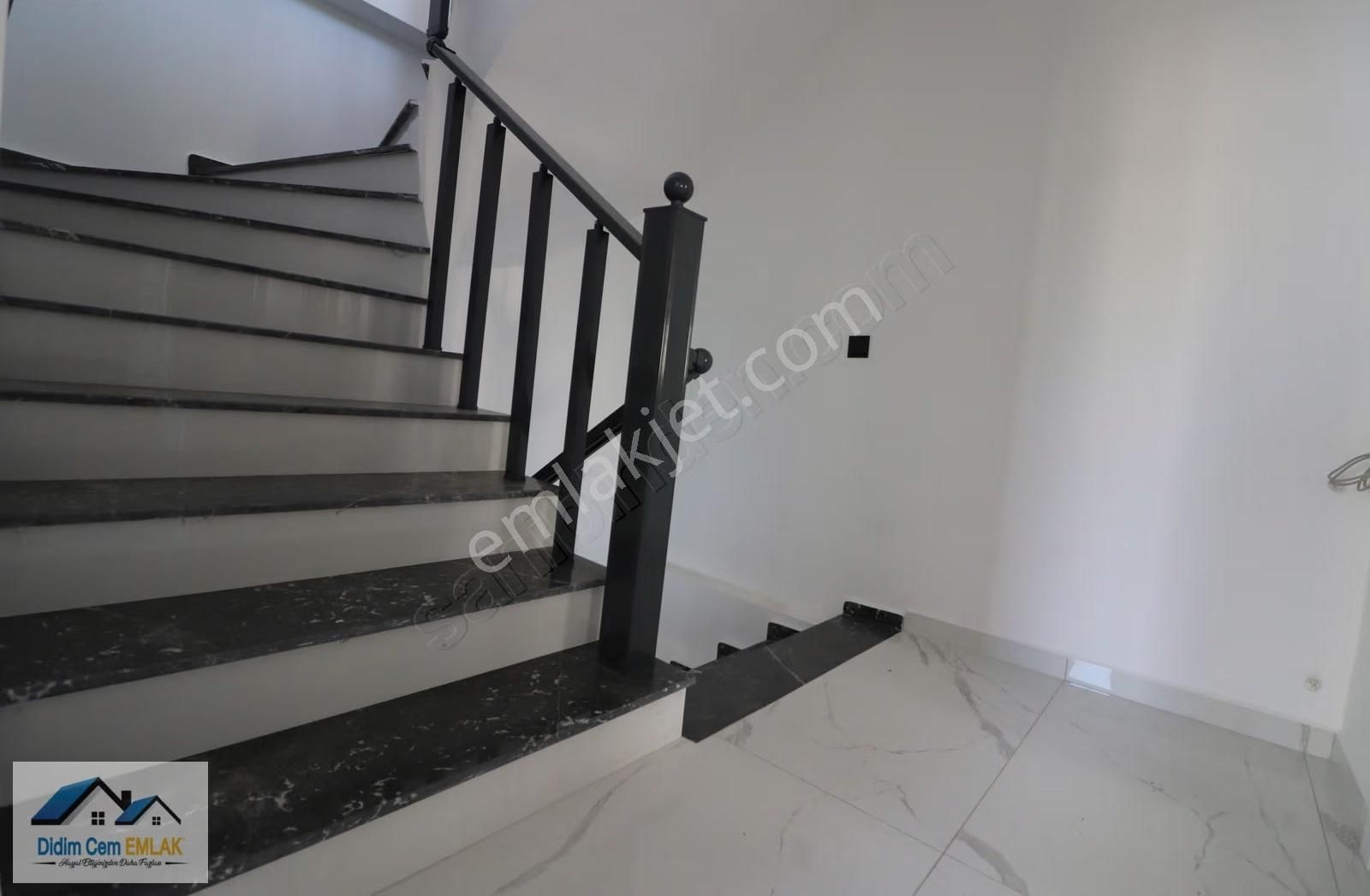 Müstakil Girişli Satılık 3+1 Triplex Villa - Görsel 16