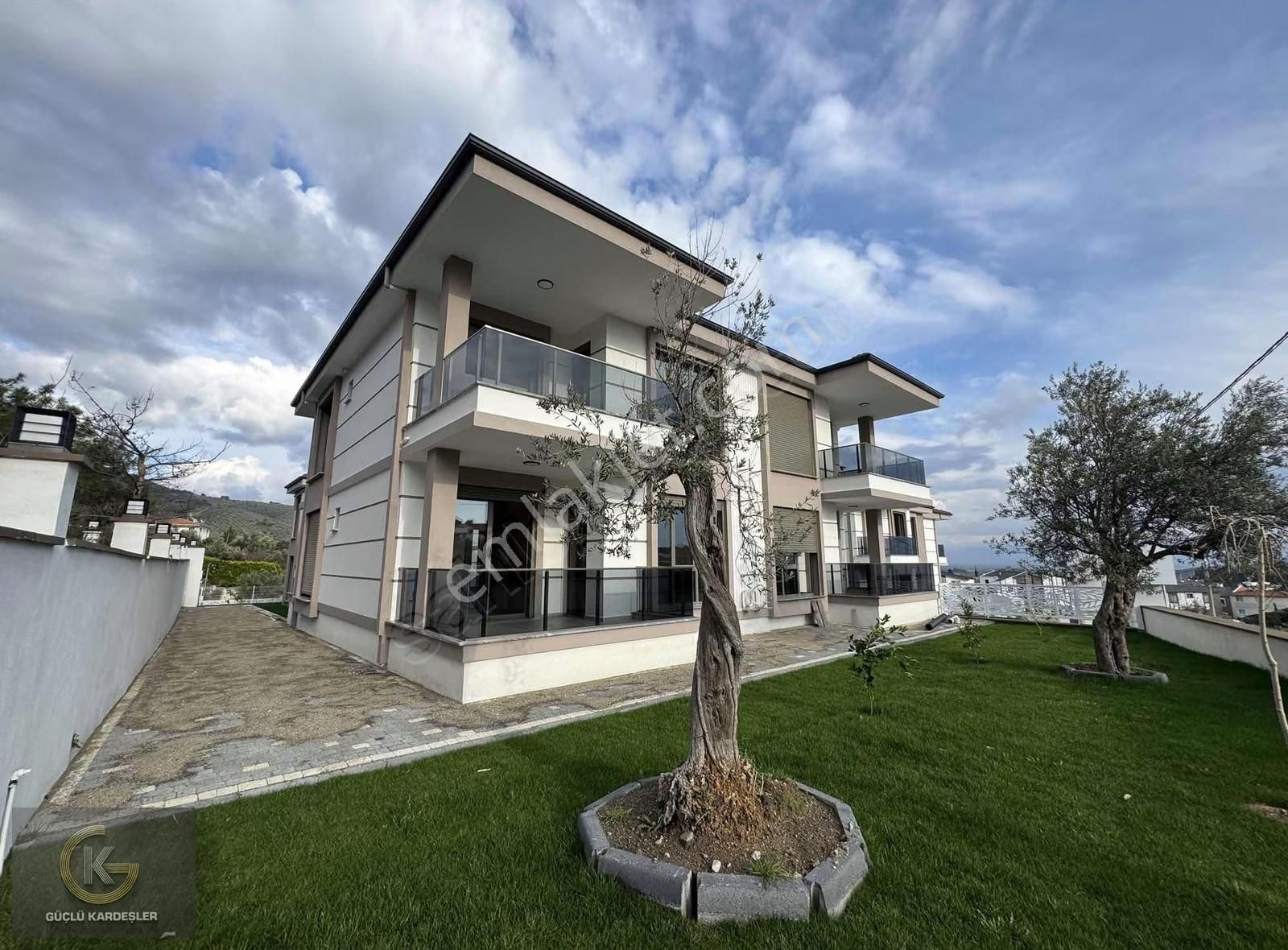 Güçlü Kardeşler Gürede Havuzlu Site İçerisinde 2+1 Daireler