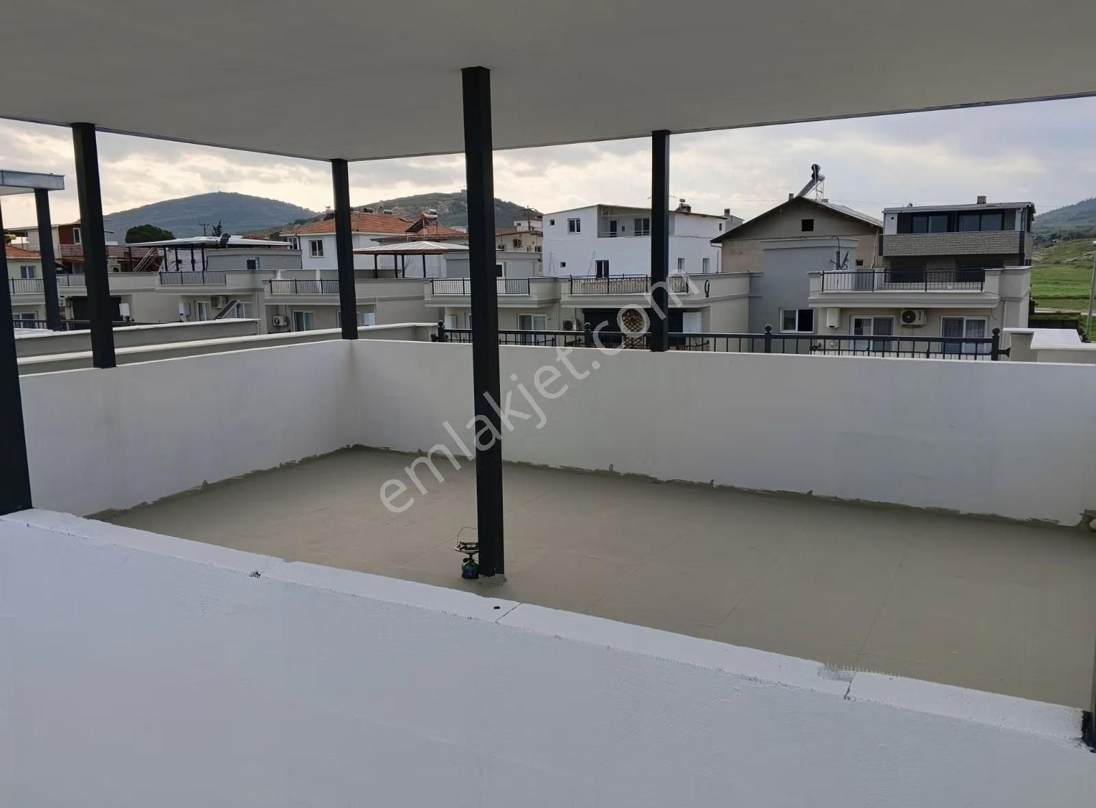 Foça Yenibağarasında Nezih Sitede 1+1 Teraslı Daire - Görsel 23