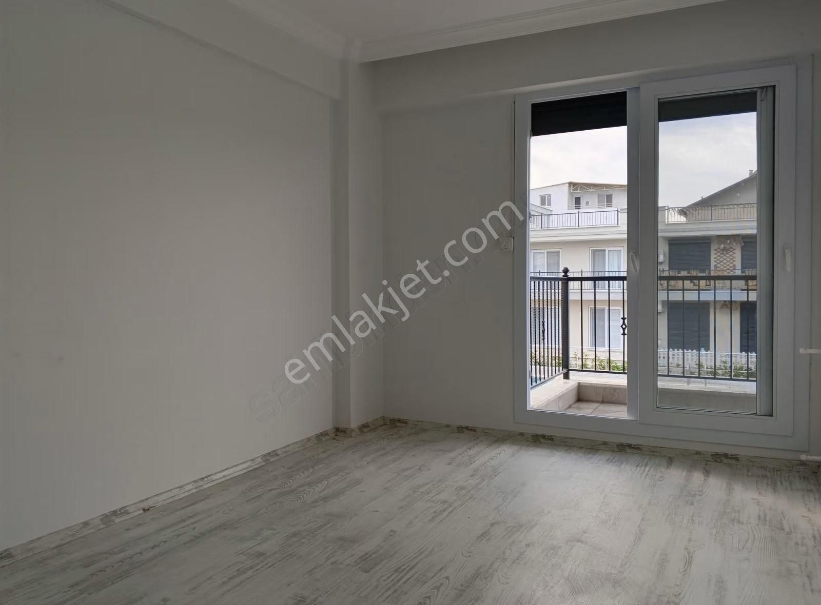 Foça Yenibağarasında Nezih Sitede 1+1 Teraslı Daire - Görsel 12