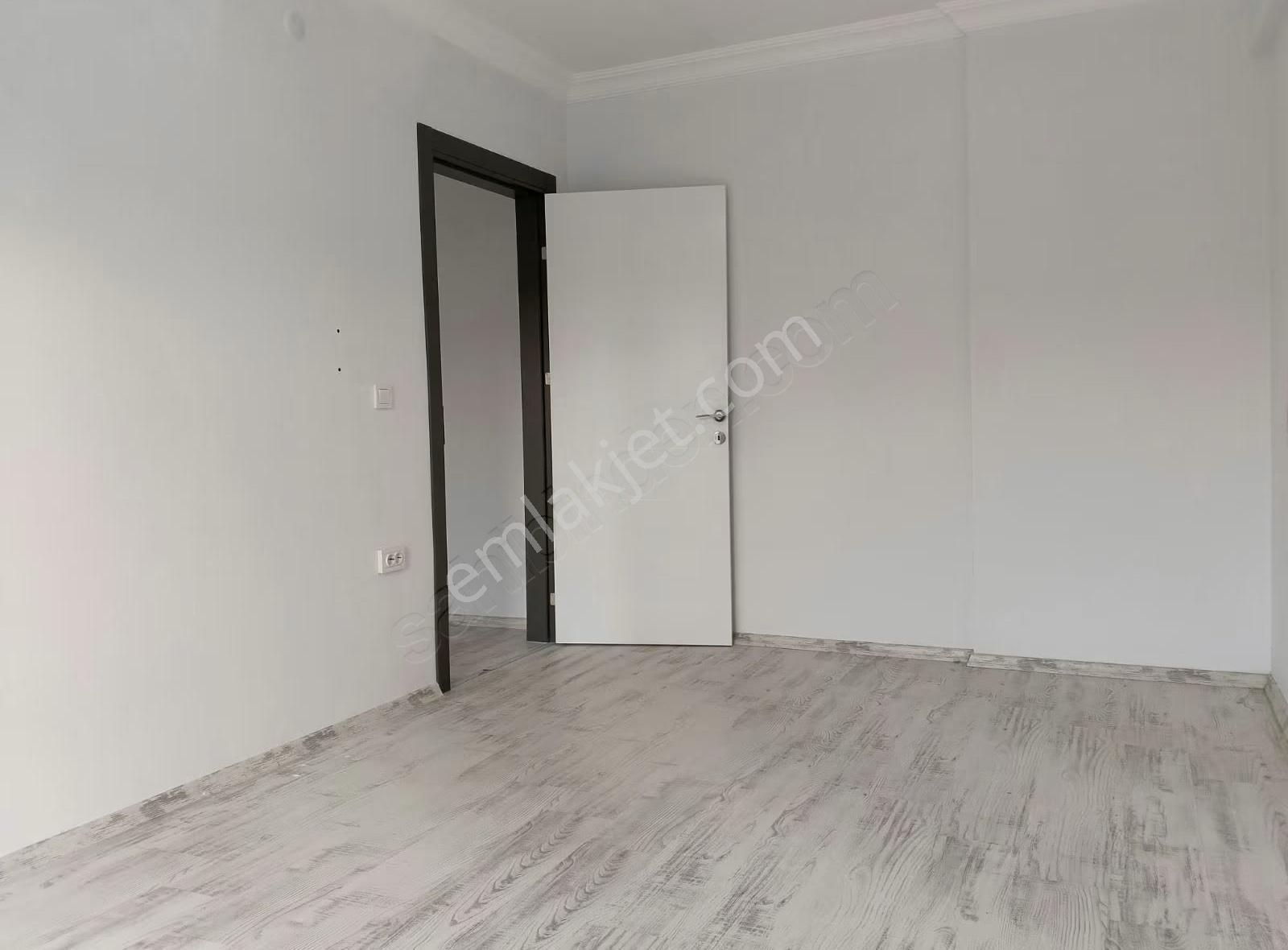 Foça Yenibağarasında Nezih Sitede 1+1 Teraslı Daire - Görsel 11