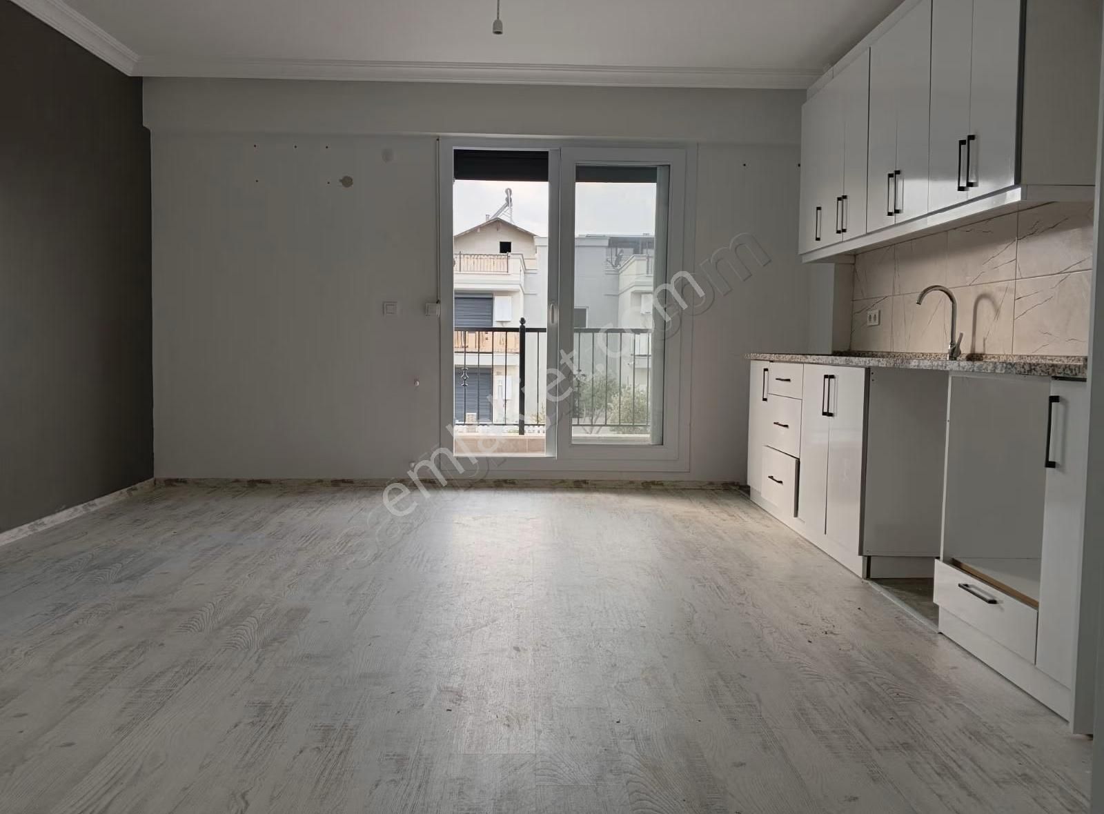 Foça Yenibağarasında Nezih Sitede 1+1 Teraslı Daire - Görsel 5