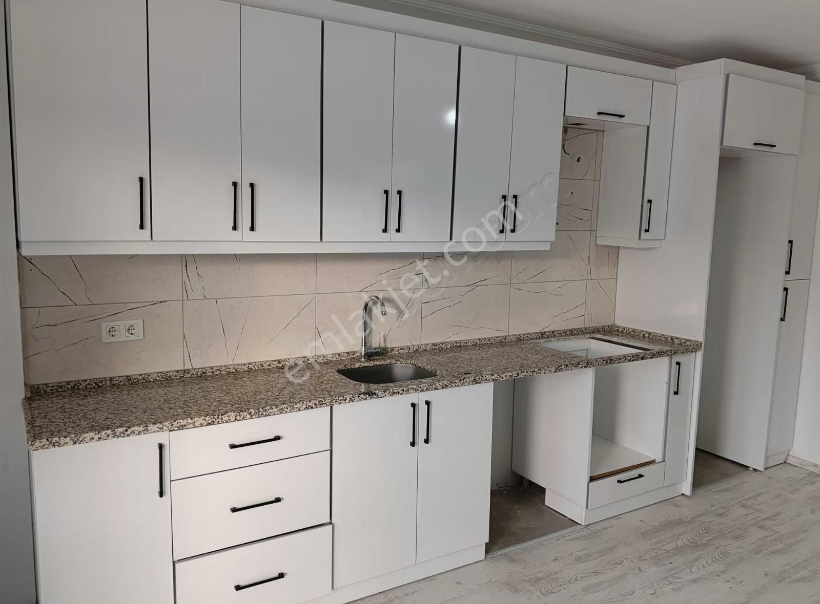 Foça Yenibağarasında Nezih Sitede 1+1 Teraslı Daire - Görsel 3