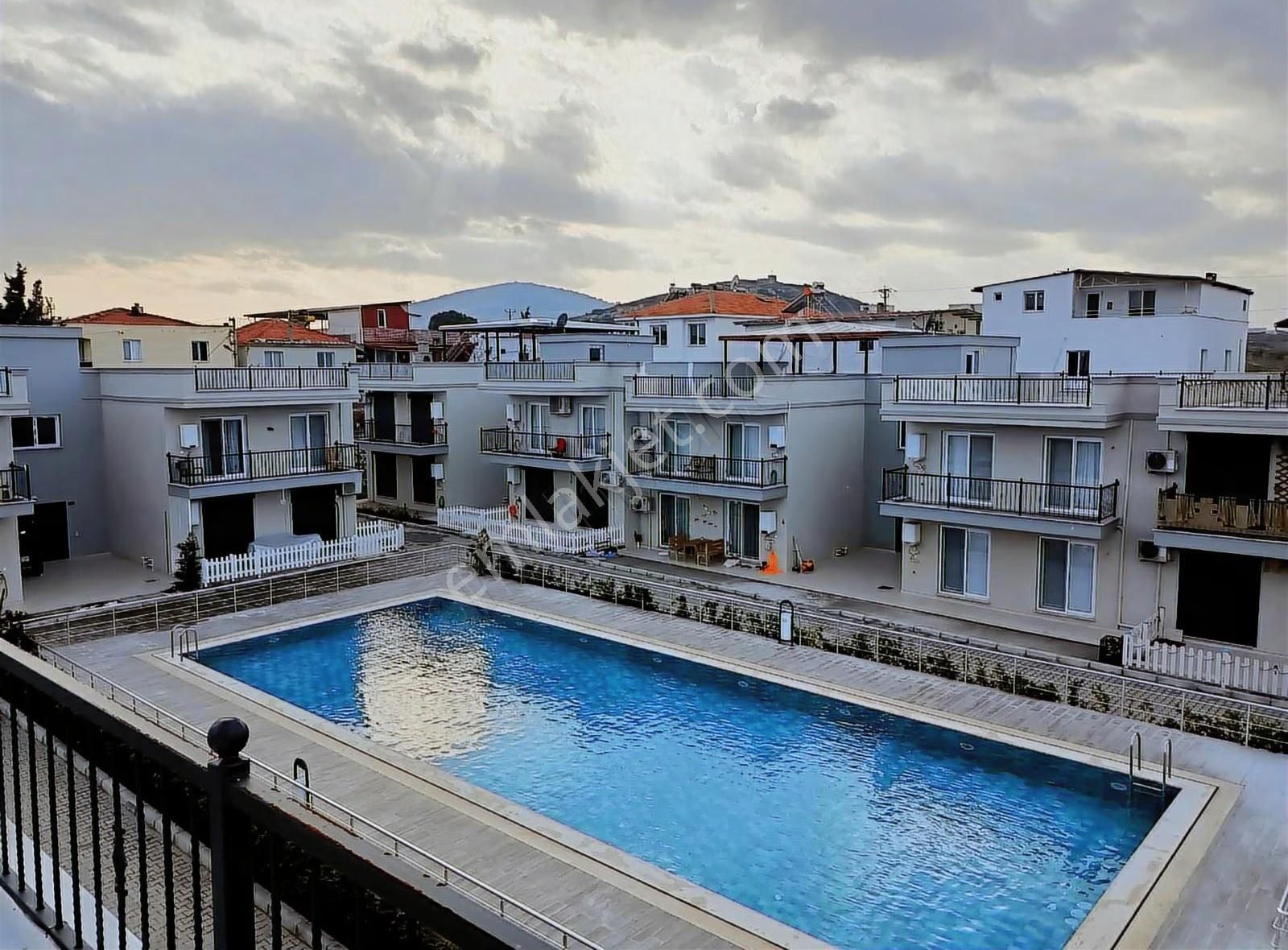 Foça Yenibağarasında Nezih Sitede 1+1 Teraslı Daire