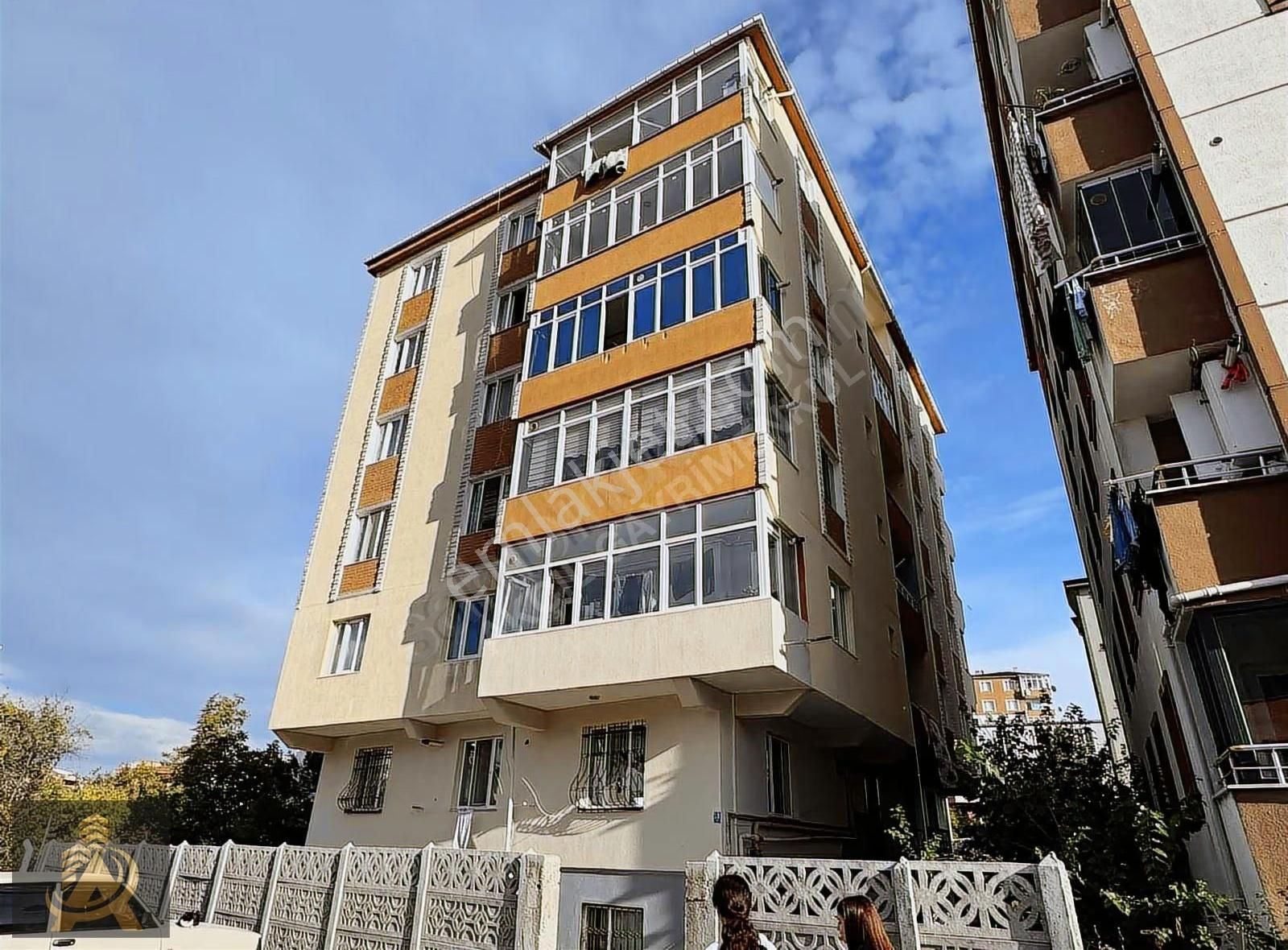 Akçil'den \ Satılık 3+1 Daire Merkezi Konumda Balkonlu