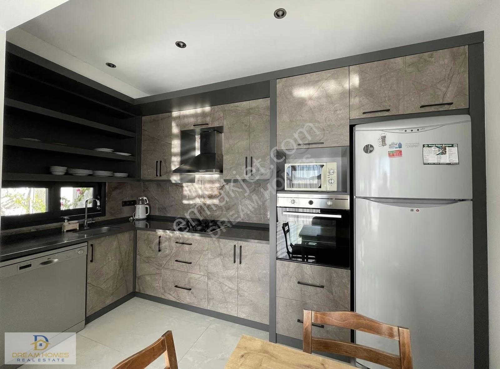 Kargı Mahallesi Müstakil Bahçeli Havuzlu Eşyalı 3+1 İkiz Villa