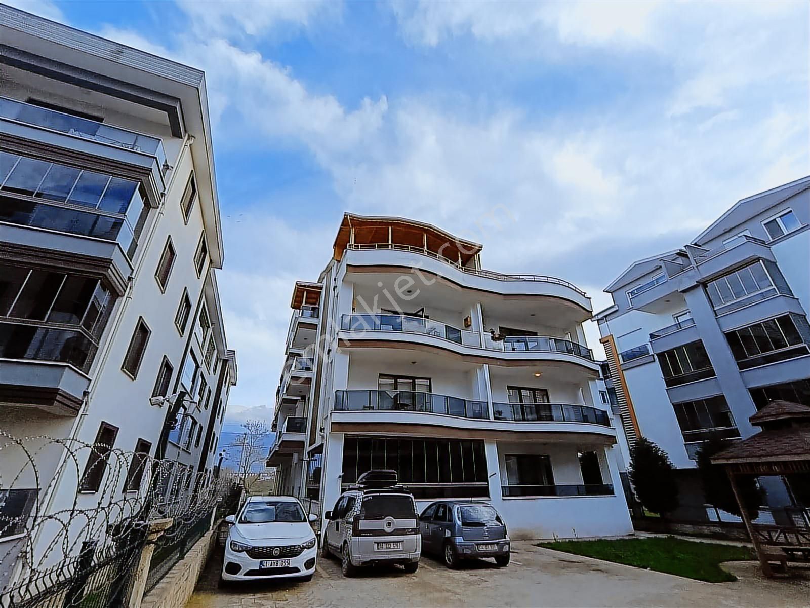 Kartepe Fsm Demokrasi Cd.de Satılık 3+1 Geniş Dubleks Daire