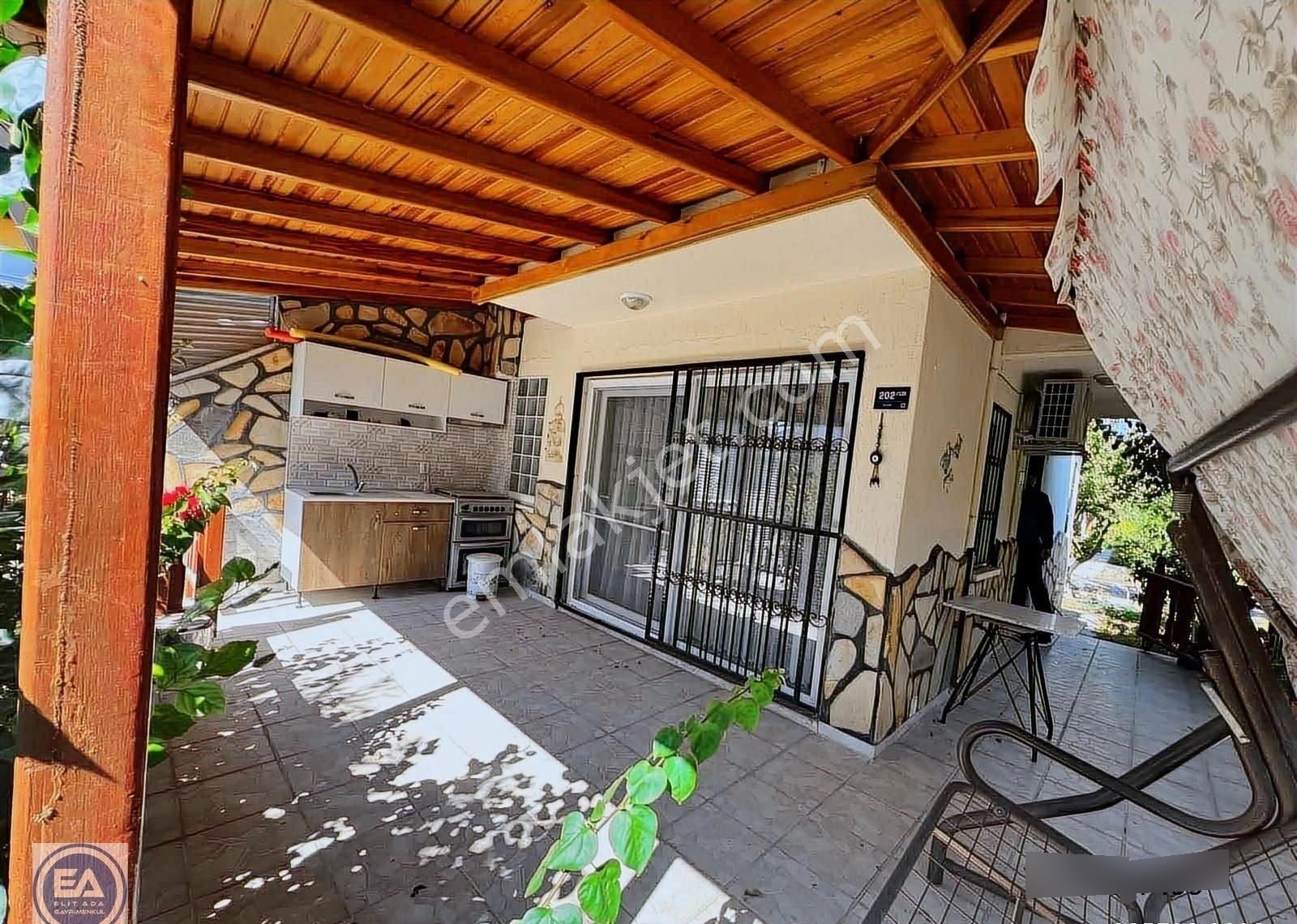 Kuşadası'nda Havuzlu Site İçinde Bahçeli Satılık Yazlık - Görsel 6