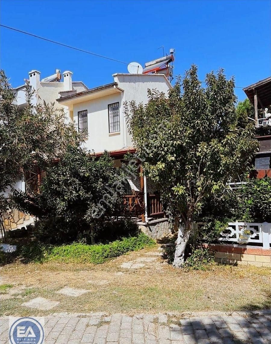 Kuşadası'nda Havuzlu Site İçinde Bahçeli Satılık Yazlık