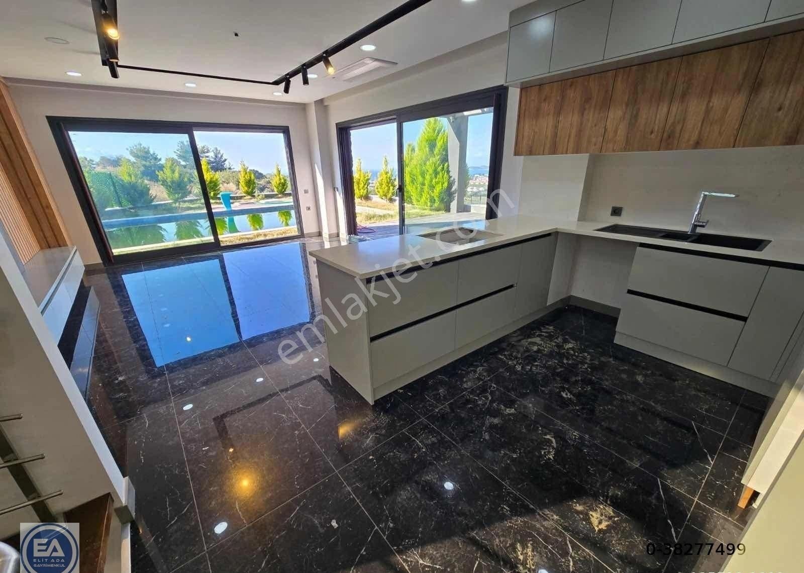 Kuşadası Soğucakta Deniz Manzaralı 6+1 Özel Havuzlu Villa - Görsel 35
