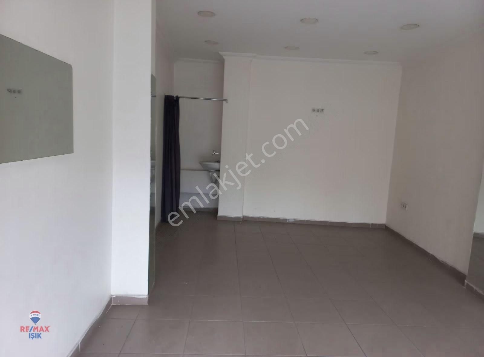 Alayimamı Sok. Düz Giriş 25 M2 Dükkan