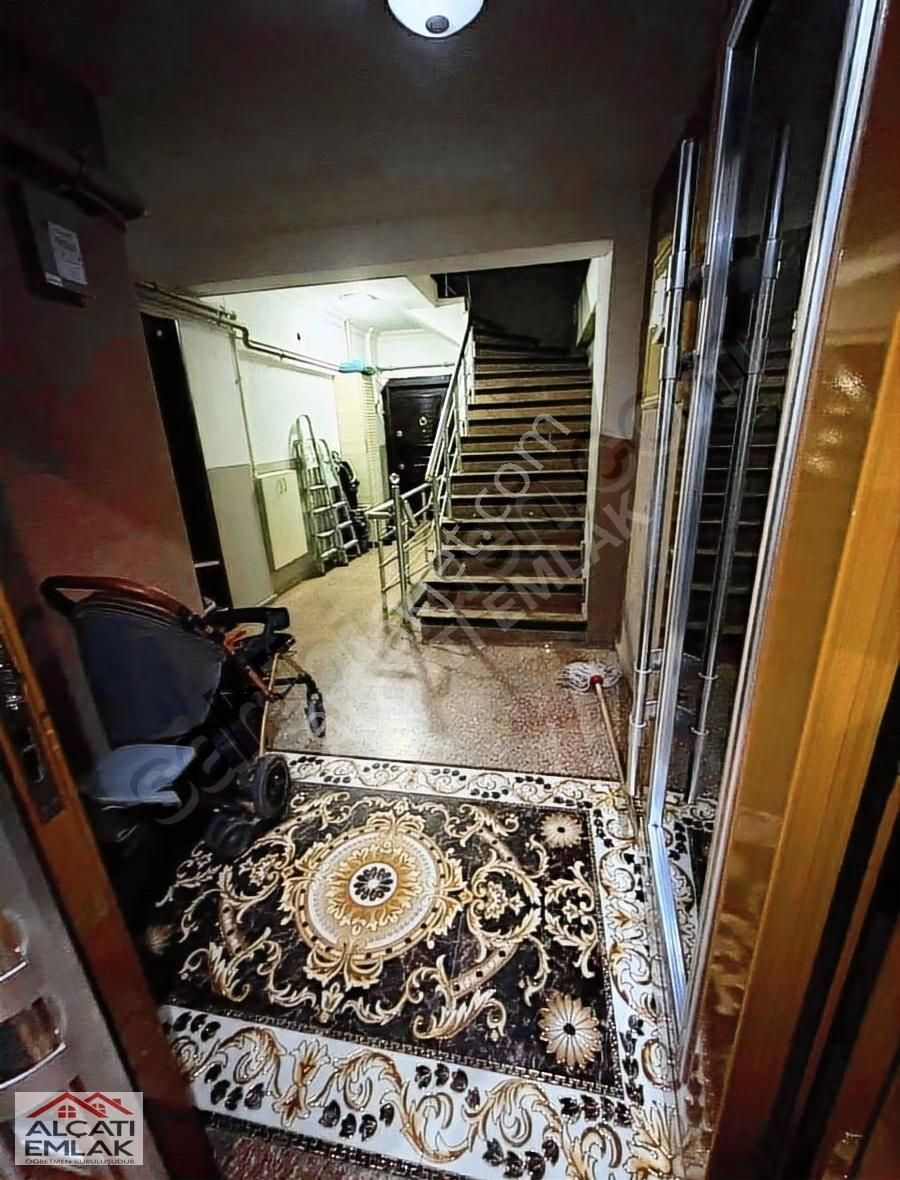 Küçükçekmece İnönü Mah. Tadilatlı Satılık 2+1 Bahçe Kullanımlı - Görsel 2