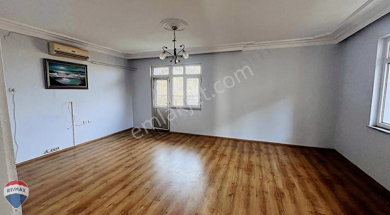 Remax Maviden Cumhuriyet Mah. 3+1 130 M2 Arakat Balkonlu Daire - Görsel 4