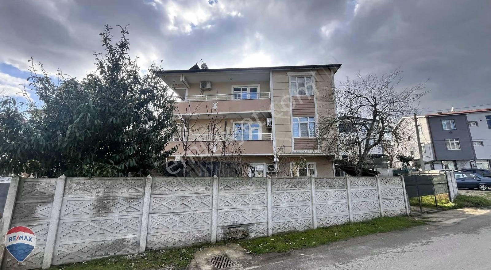 Remax Maviden Cumhuriyet Mah. 3+1 130 M2 Arakat Balkonlu Daire