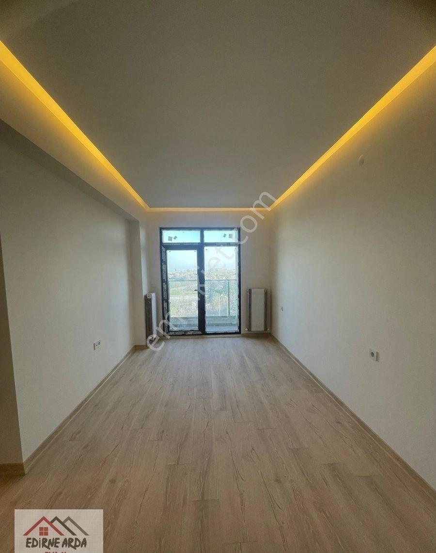 Arda Emlak Ofisin’den Kurtuluş Mahallesinde Ara Kat Havuzlu Kapalı Otoparklı İçi Özel Yapılı Daire - Görsel 9