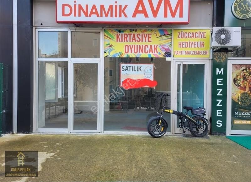 Sıralı Dükkanların Olduğu Caddede, Geniş Cepheli İskanlı Dükkan