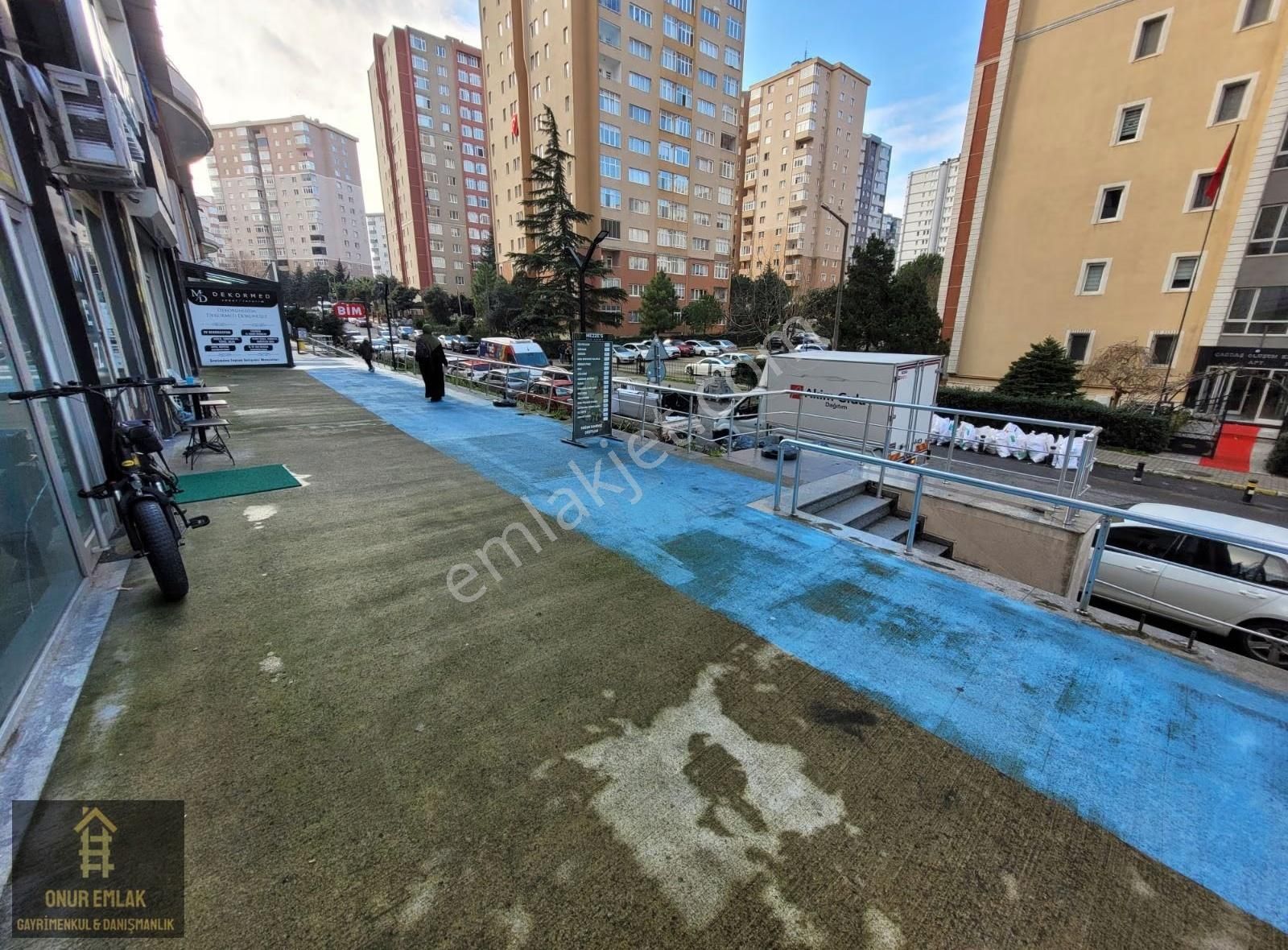 Sıralı Dükkanların Olduğu Caddede, Geniş Cepheli İskanlı Dükkan - Görsel 4