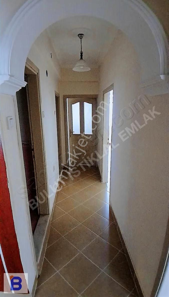 Bulut Emlaktan Gazi Caddesinde Ara Kat 3+1 100m2 Ferah Daire - Görsel 4