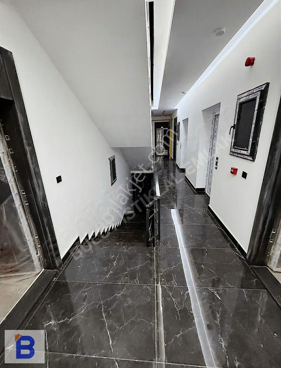 Bulut Emlaktan Serhat Caddesine Cephe Lüks 1+1 Satılık Daire - Görsel 2