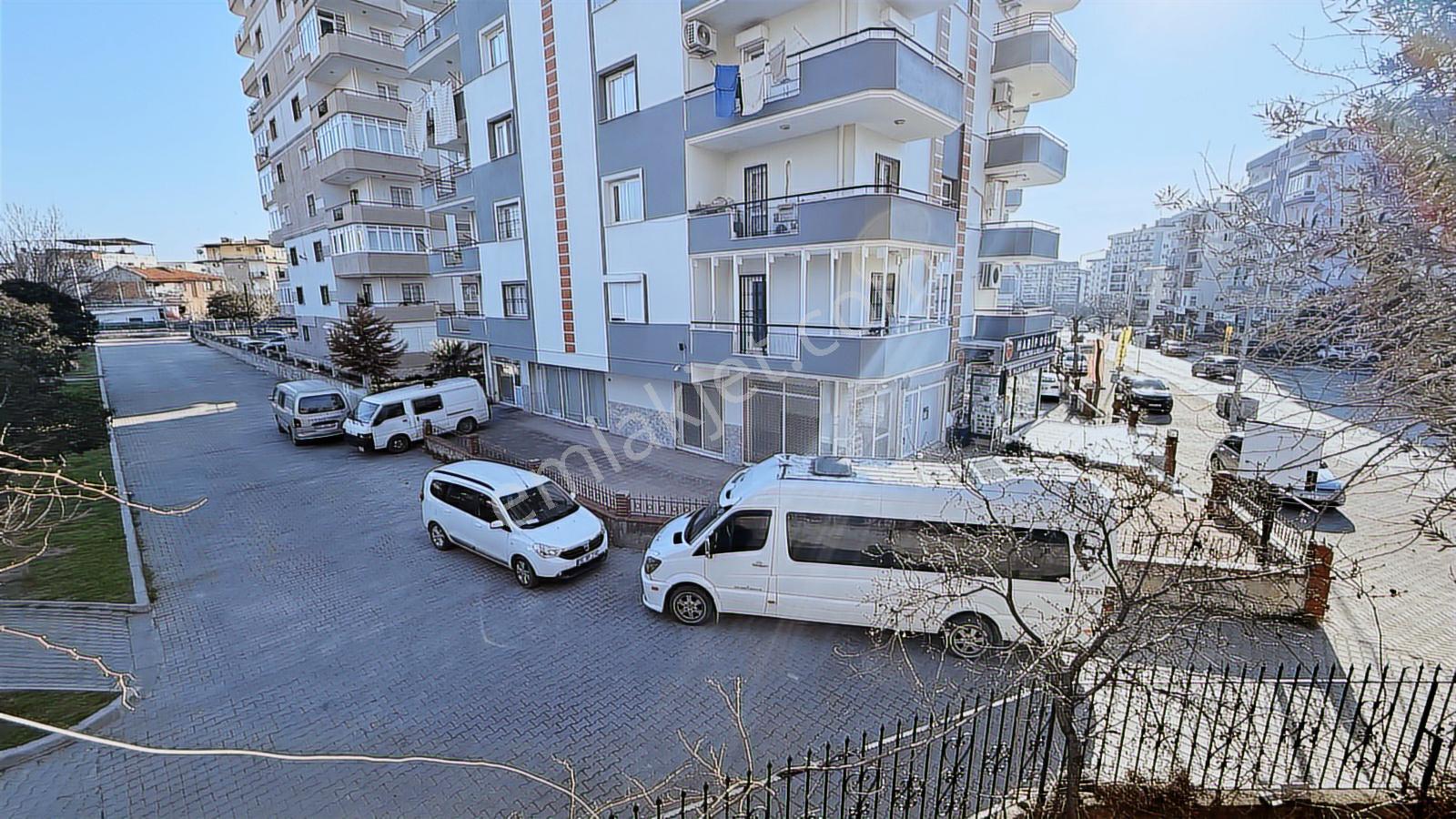 Bayraklı Onur Mah. Bahçeli Cadde Üzeri Üç Katlı Satılık Bina