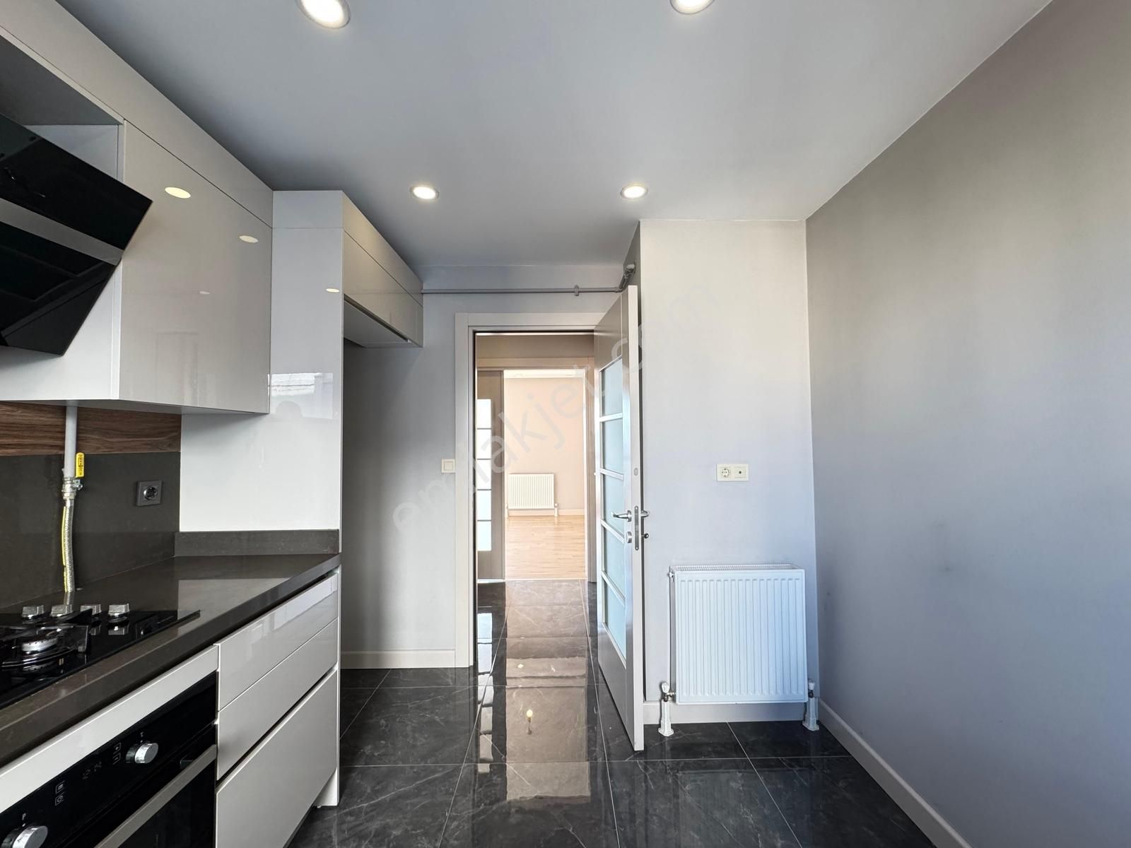 Suadiye'de 3+1 Net 95m2 Ebv Banyolu Havuzlu Site Özellikli Boş - Görsel 25