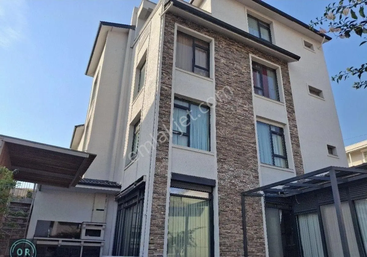 Kuzeytepe Bahçelievler Sitesi 7+1 Tripleks 577 M2 Alanlı Garaj Ve Bahçe Peyzajlı Satılık Villa