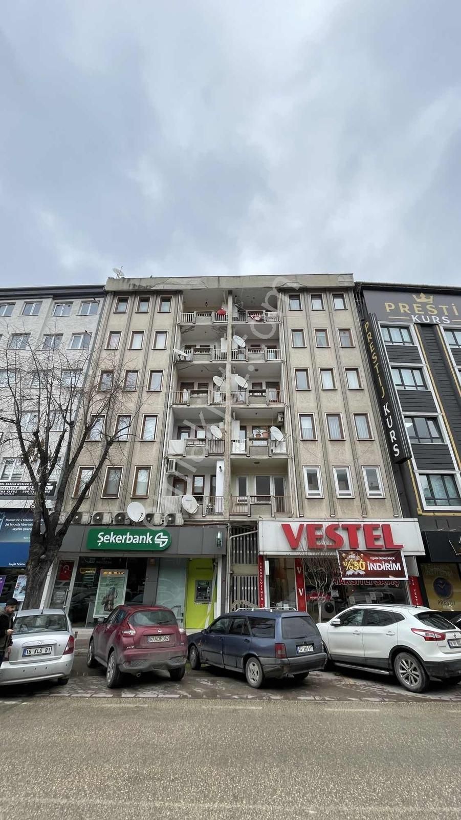 İnegöl Merkezde Kiralık 3+1 160m Cadde Üstü Arakat Daire