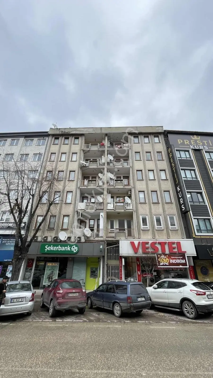 İnegöl Merkezde Kiralık 3+1 160m Cadde Üstü Arakat Daire