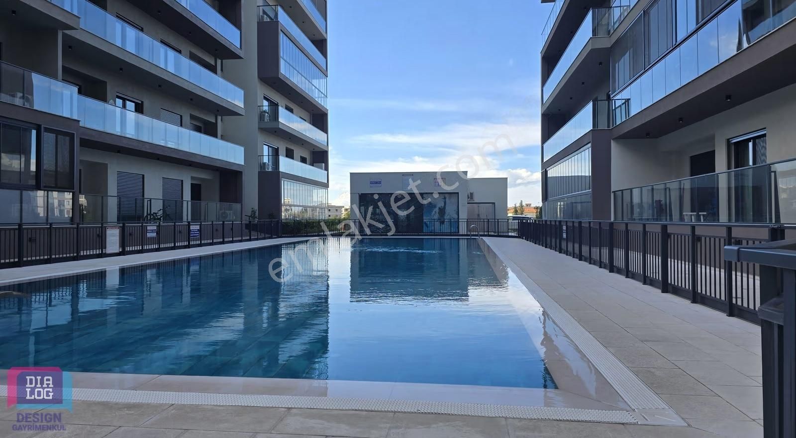 Ulukent Bediha Hanım Sitesi'nde Havuz Cepheli 3+1 Köşe Daire