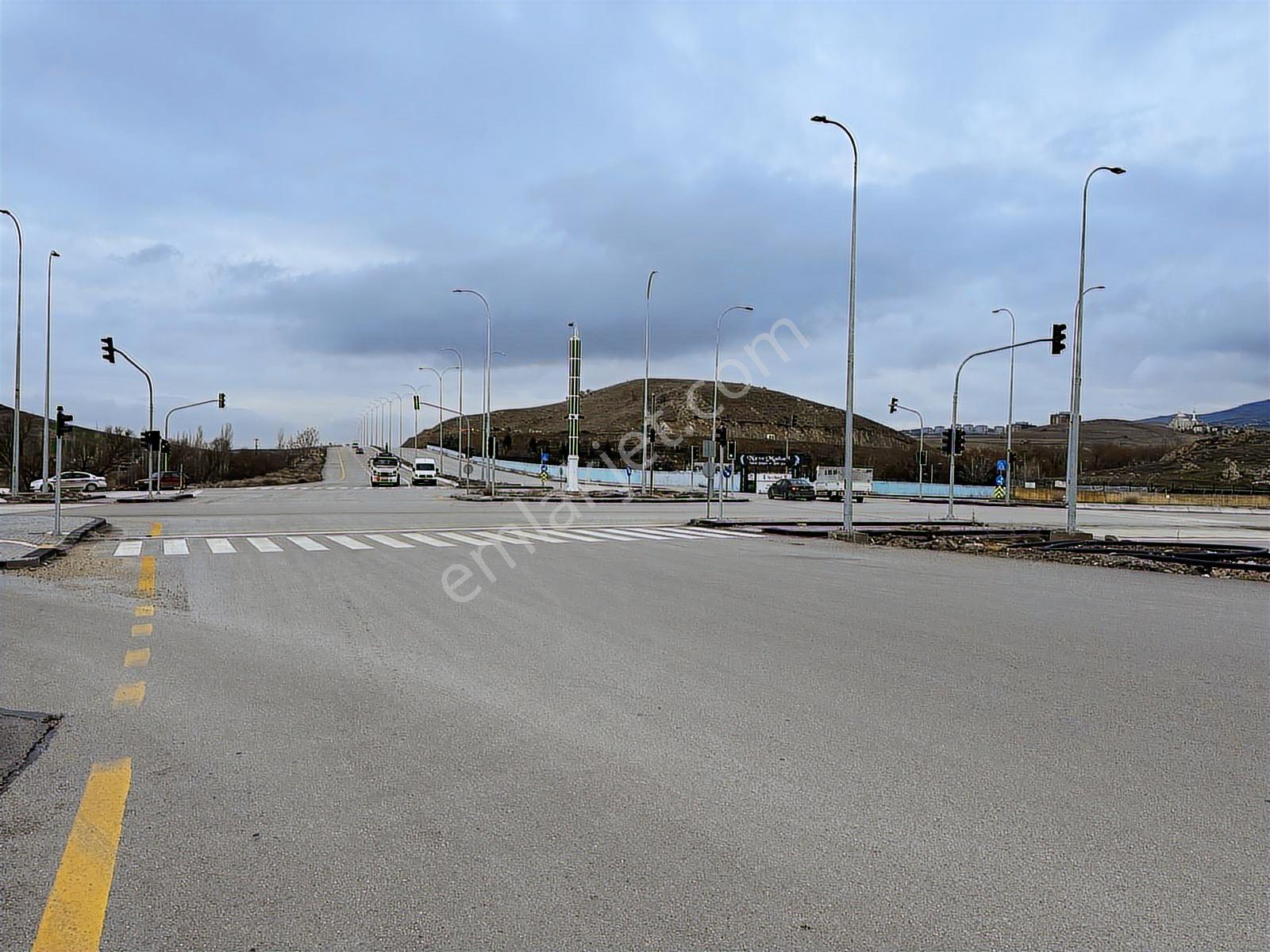 Fuat Çetin'den Bulvara Paralel Köşe Parsel 355m2 Araç Takaslı