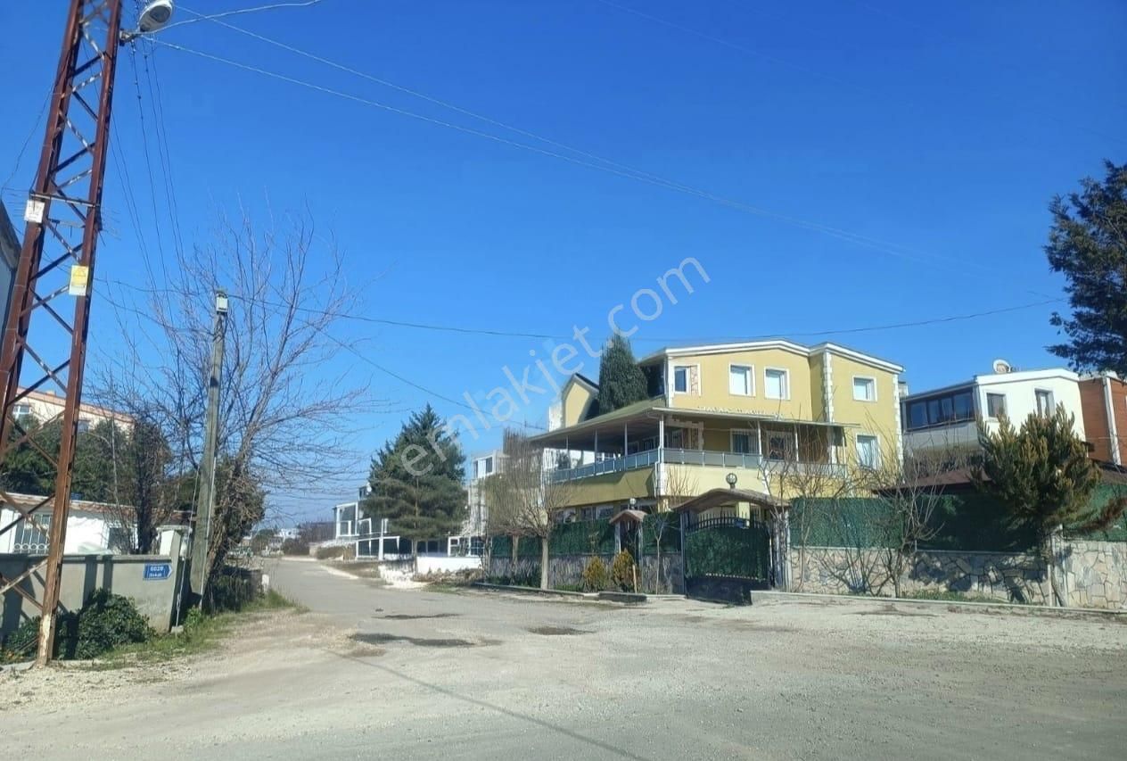 Çobançeşme Mustafa Kemal Cd. Servis Yolunda 4+1 135m² Zemin Kat