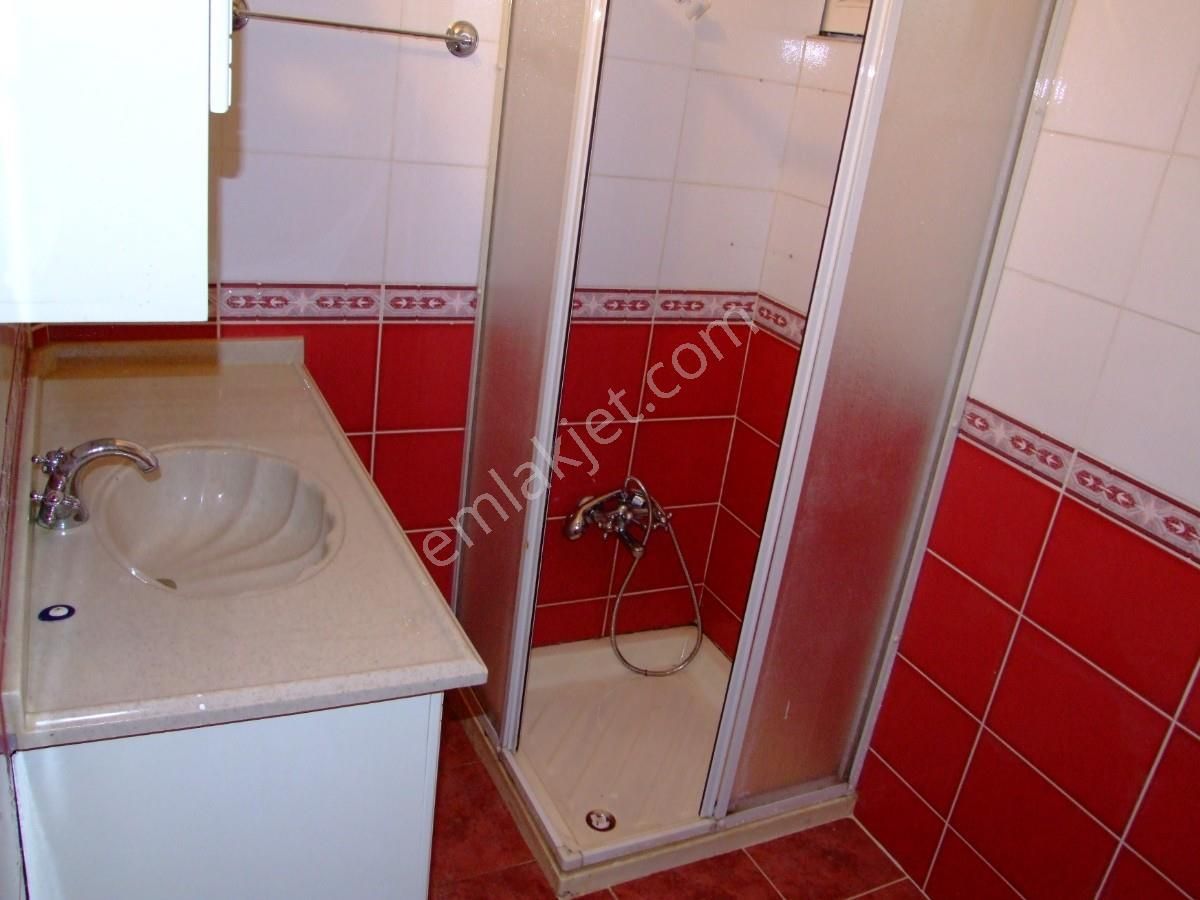 Satılık Villa Dairesi Düz Giriş Kat 3+1 +veranda Bahçe - Görsel 12