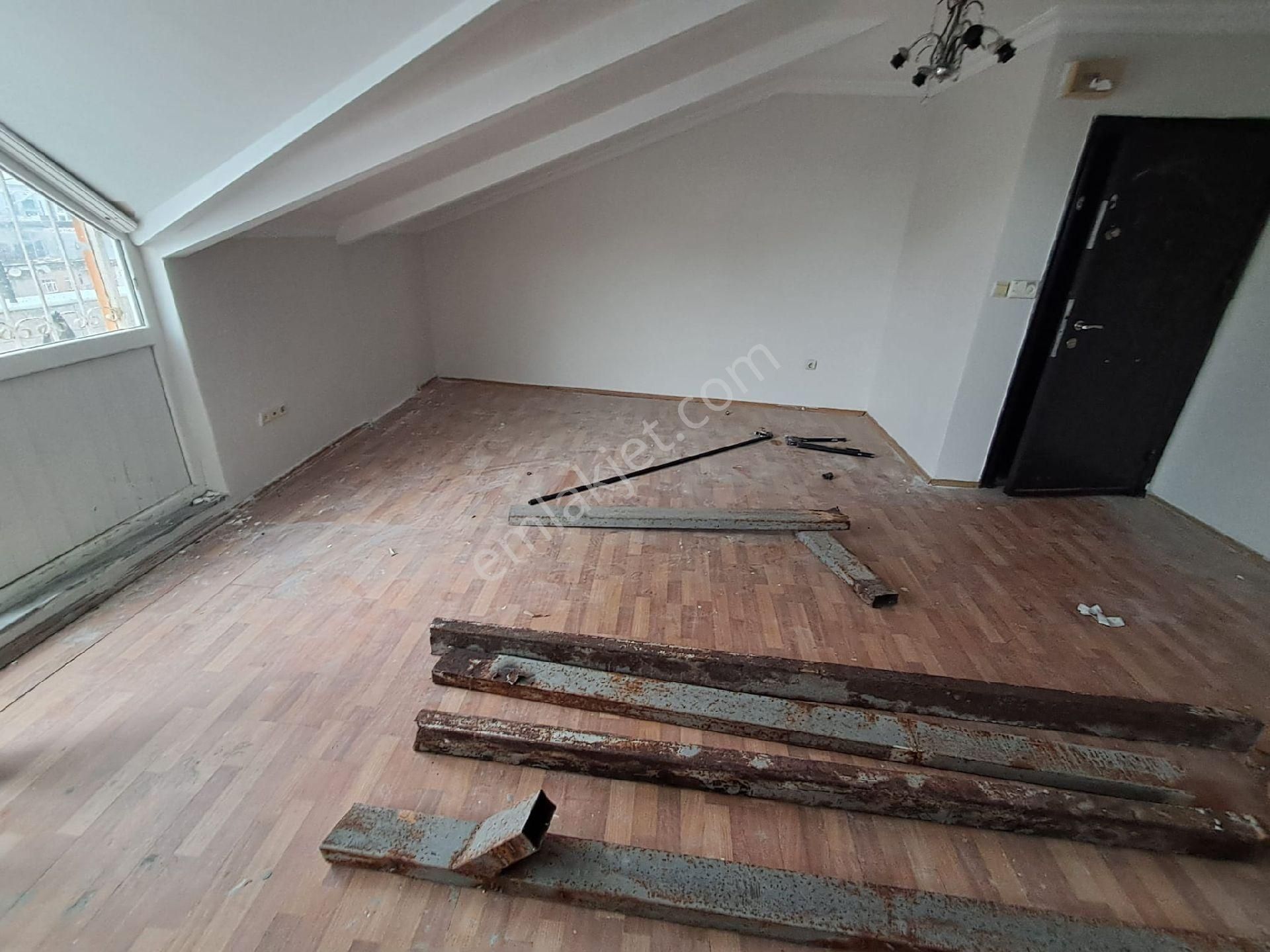 Bağcılar Göztepede Kiralık 1+1 Çatı Daire - Görsel 3