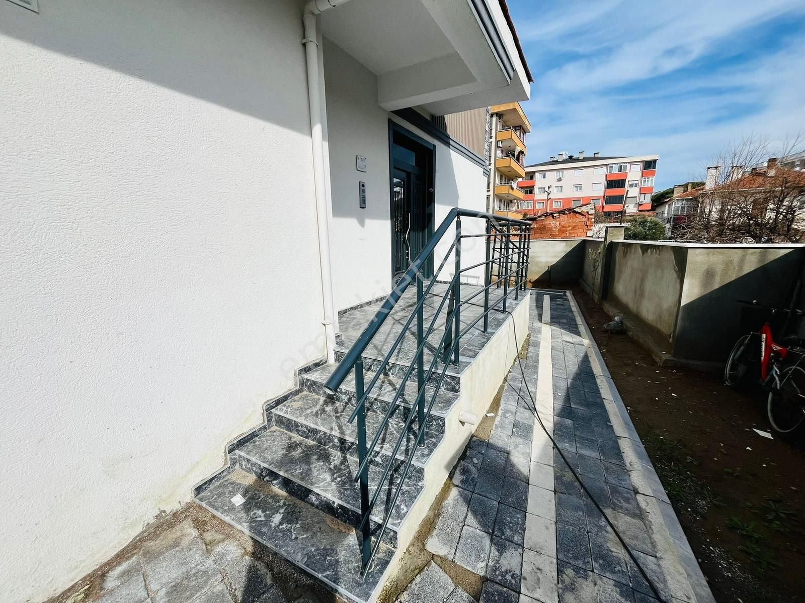 Gömeç Çarşı Merkezinde Satılık Ebeveyn Banyolu 2+1 Daire - Görsel 13