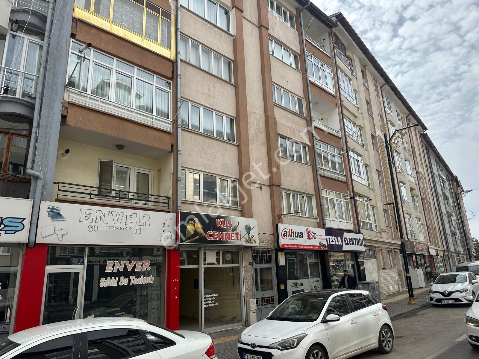 Karahan Emlak'tan Halil Rıfat Paşa Caddesi Üzerinde 45 M² Kiralık Dükkan - Görsel 4