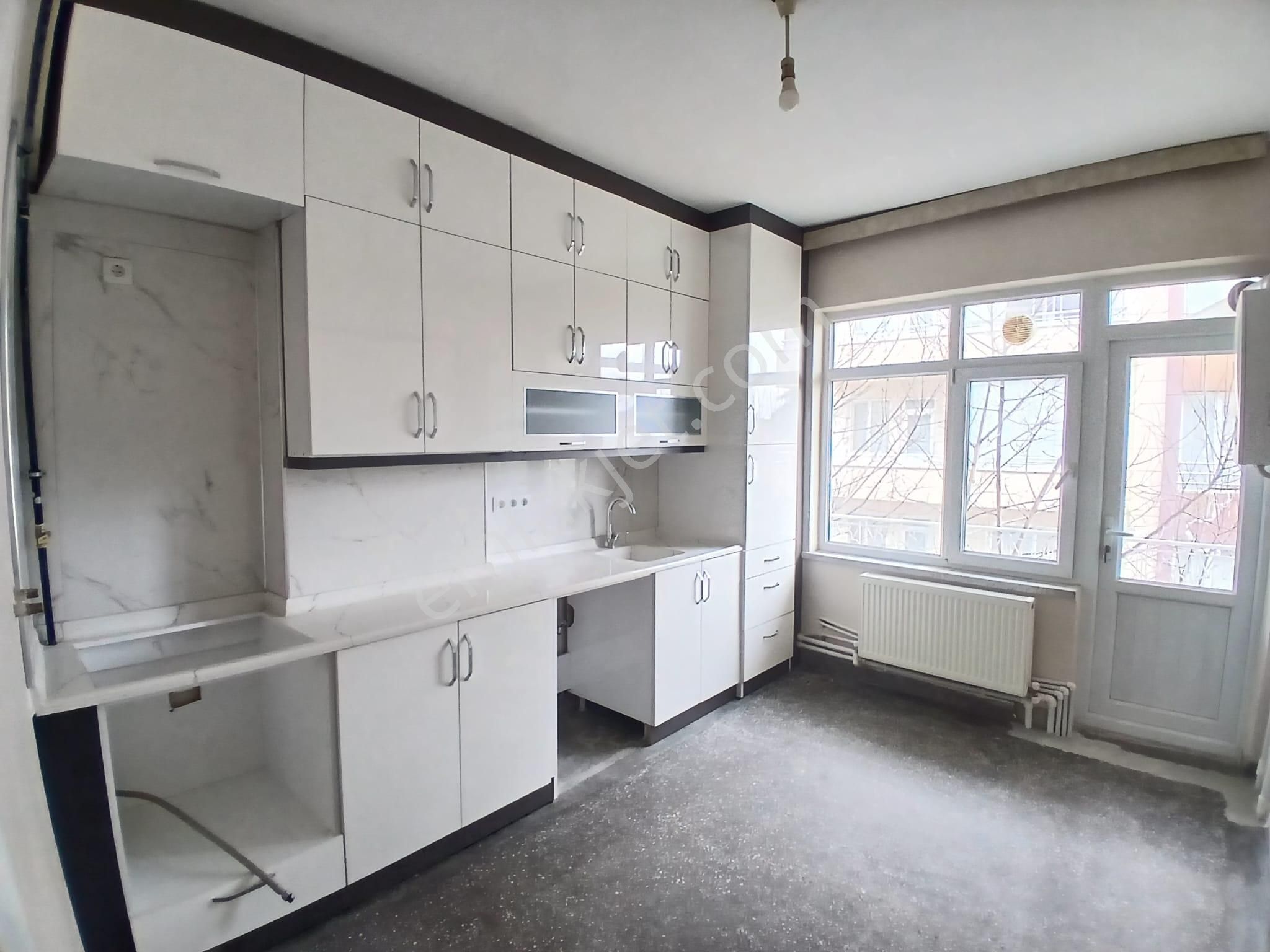 Akçay Emlak'tan Akşehir Stadyum Yanında Bakımlı 2. Kat Kiralık 3+1 Daire