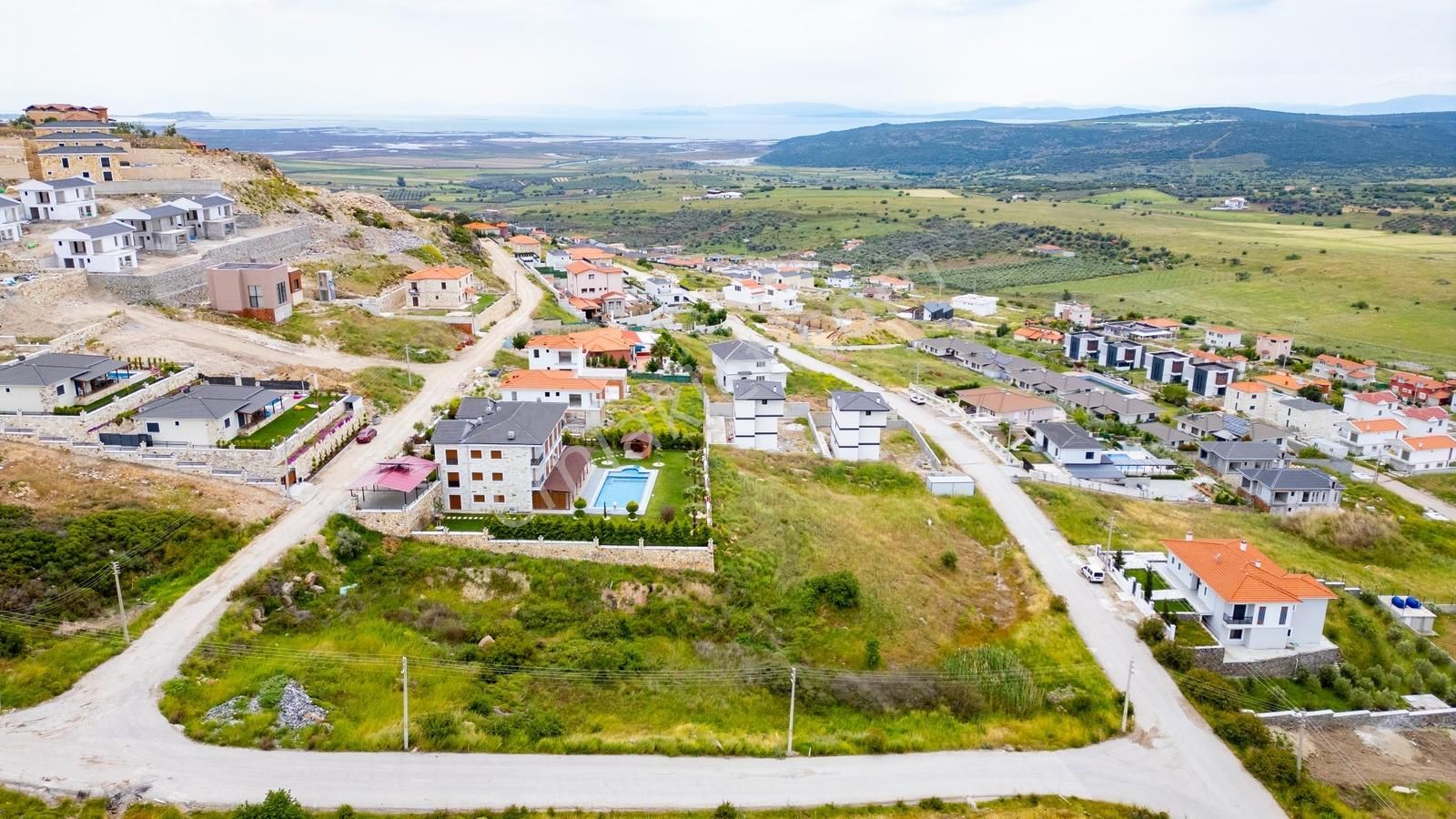Foçaköyde Satılık 6 Villalık Köşe Arsa