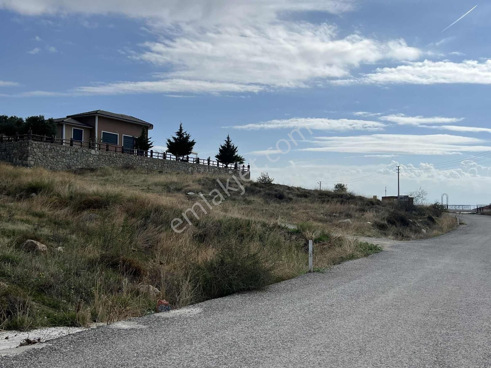 Foçaköyde Denizmanzaralı Köşe Parsel