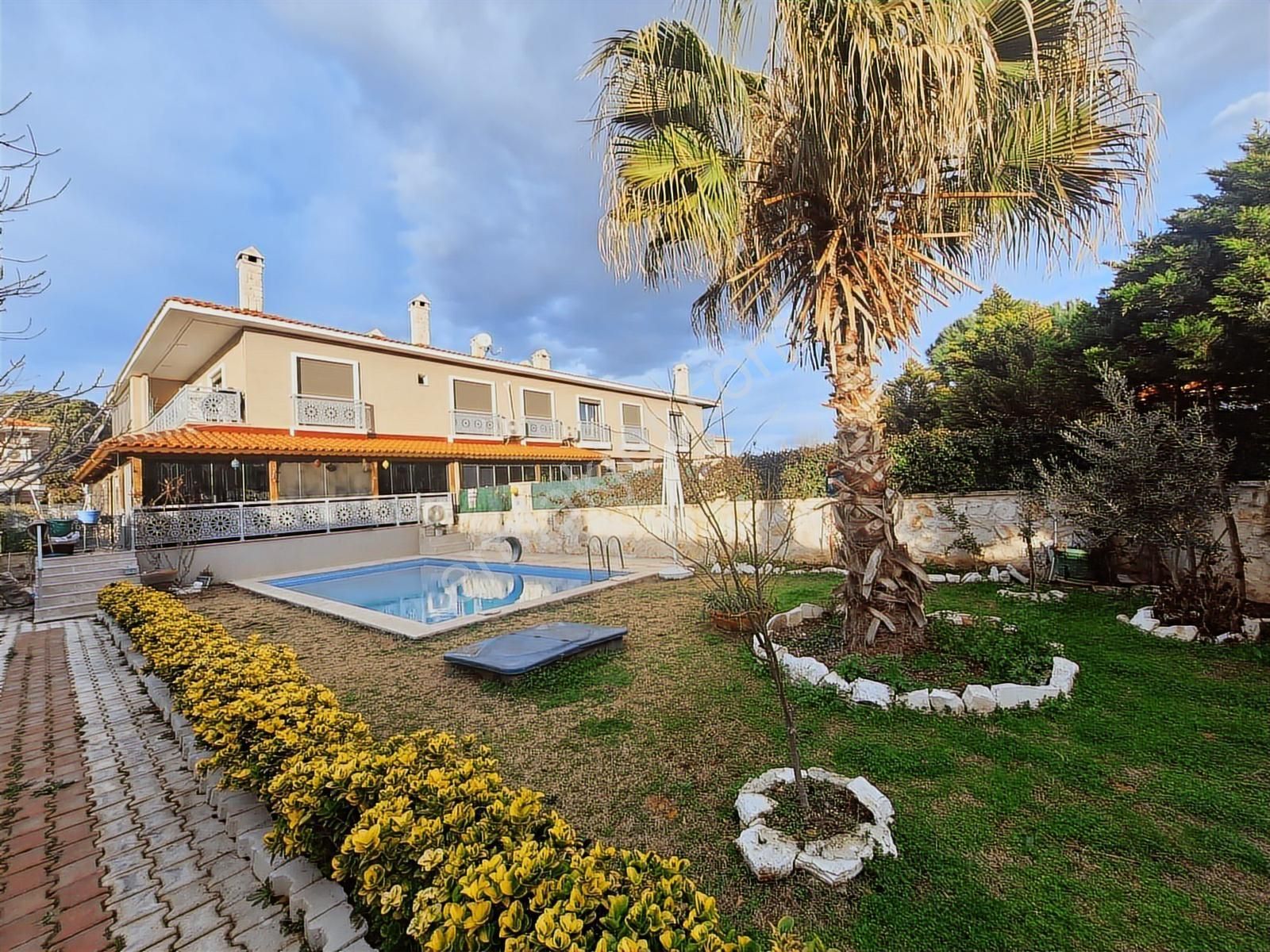 Foça Da Satılık Müstakil Havuzlu Ve Bahçeli Dubleks Villa