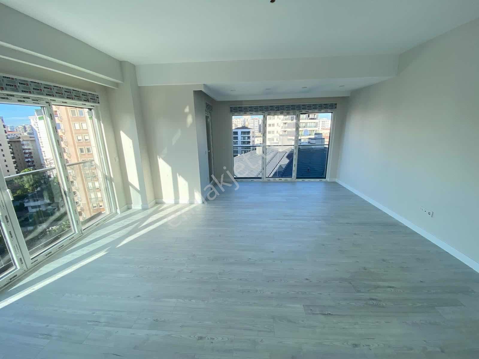 Fenerbahçe Sahilde Sıfır Bina 145 M2 Balkonlu Ebeveynli Lüx 3+1 - Görsel 2