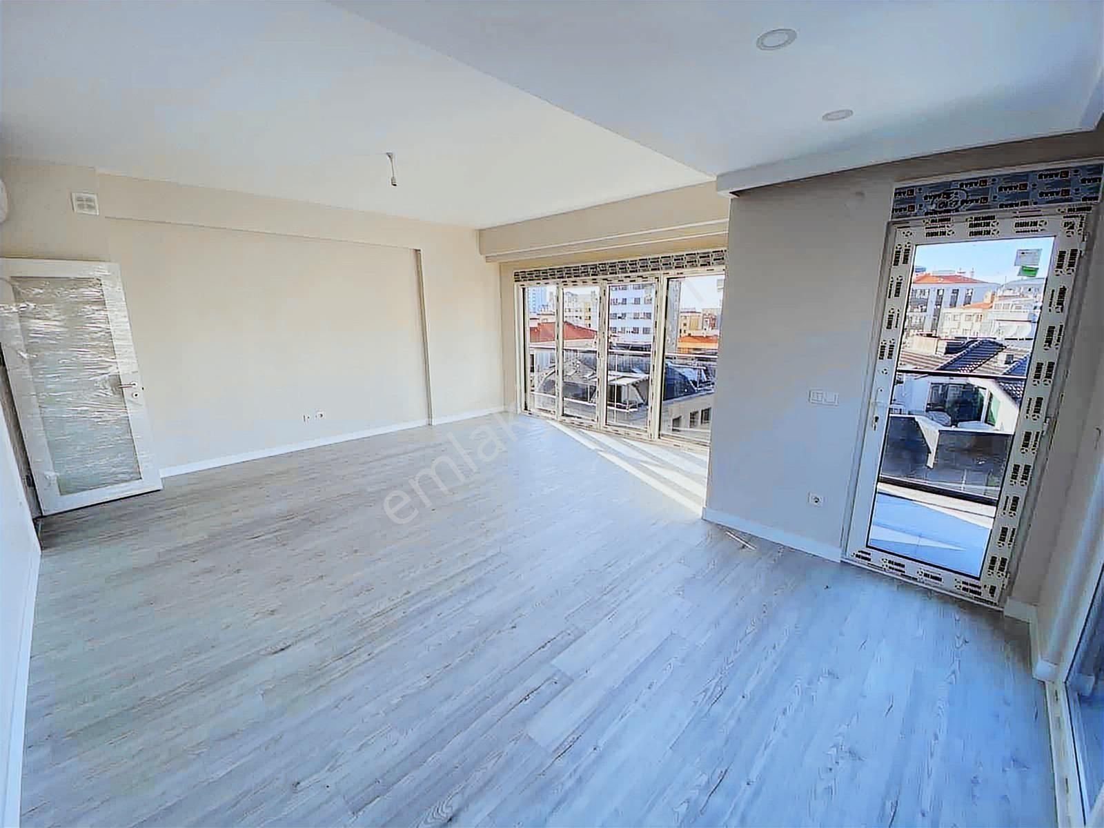 Fenerbahçe Sahilde Sıfır Bina 145 M2 Balkonlu Ebeveynli Lüx 3+1 - Görsel 11