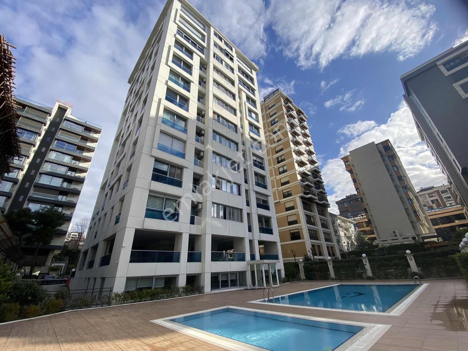 Suadiye Sahilde Denize 2 Adım Güvenlikli Havuzlu 110 M2 Lüx 2+1