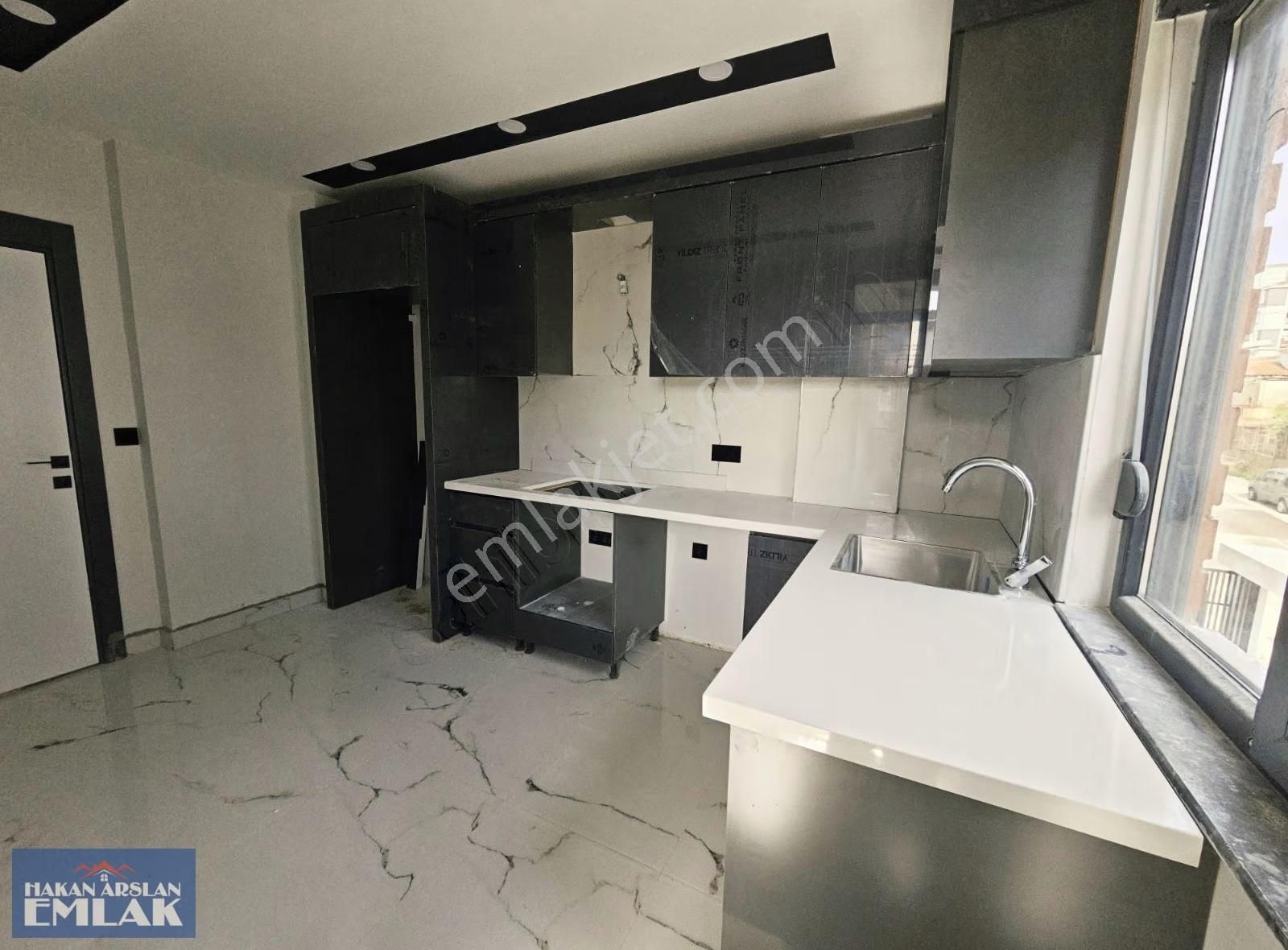 Erenköy'de Güney Cepheli Şık Tasarım 2+1 Daire - Görsel 8