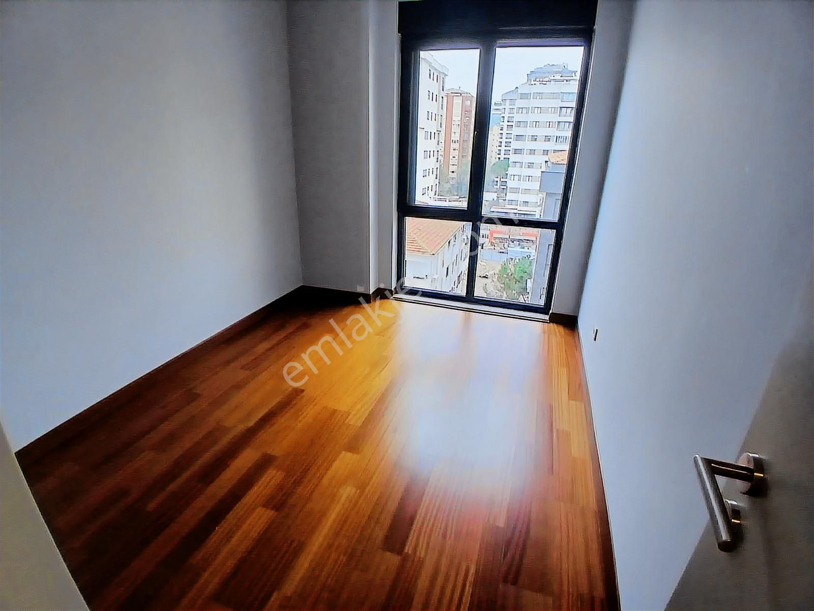 Suadiye Ayşeçavuş 'da Caddeye Çok Yakın Balkonlu Süper Lüks - Görsel 5