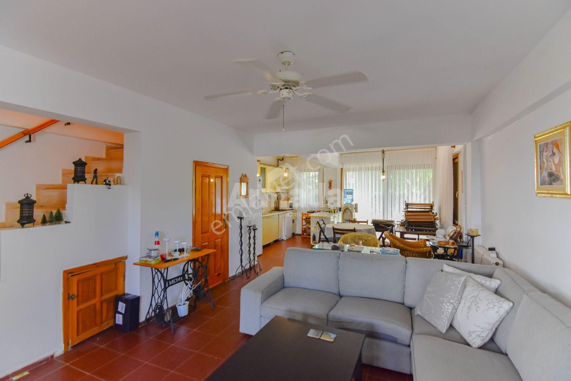 Kuşadası Karaova'da Denize 250m 4+1 Doğal Gazlı Villa