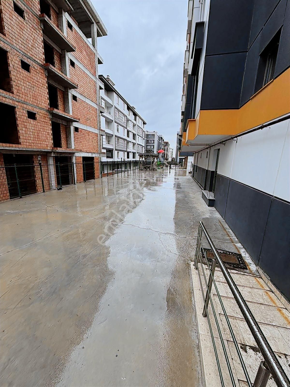 Hürriyet Mah De Site İçinde Geniş Ferah 2+1 Ara Kat Daire - Görsel 3