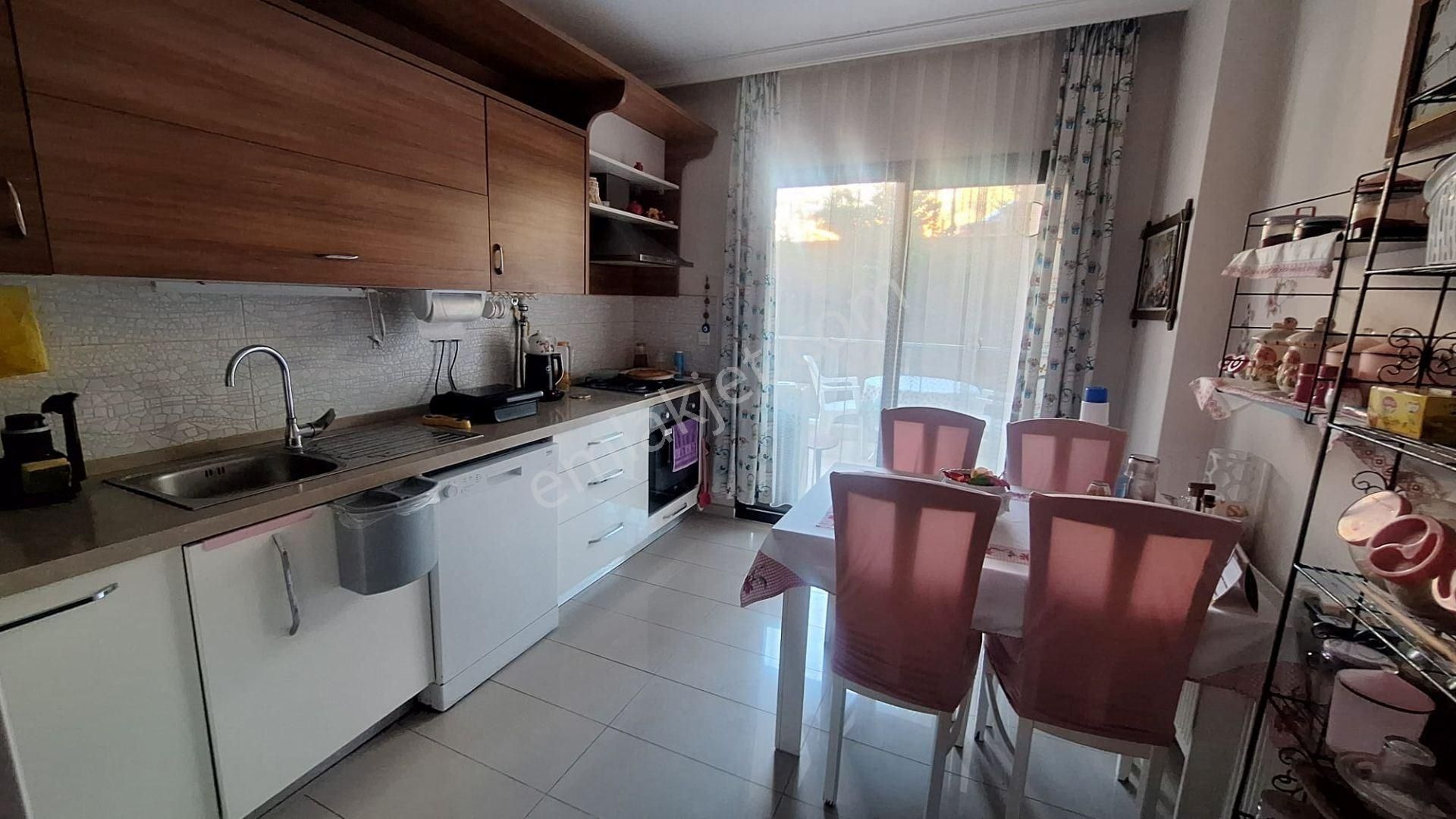 Kuşadası Ege Mahallesinde Satılık Bahçe Katı Geniş Daire - Görsel 12