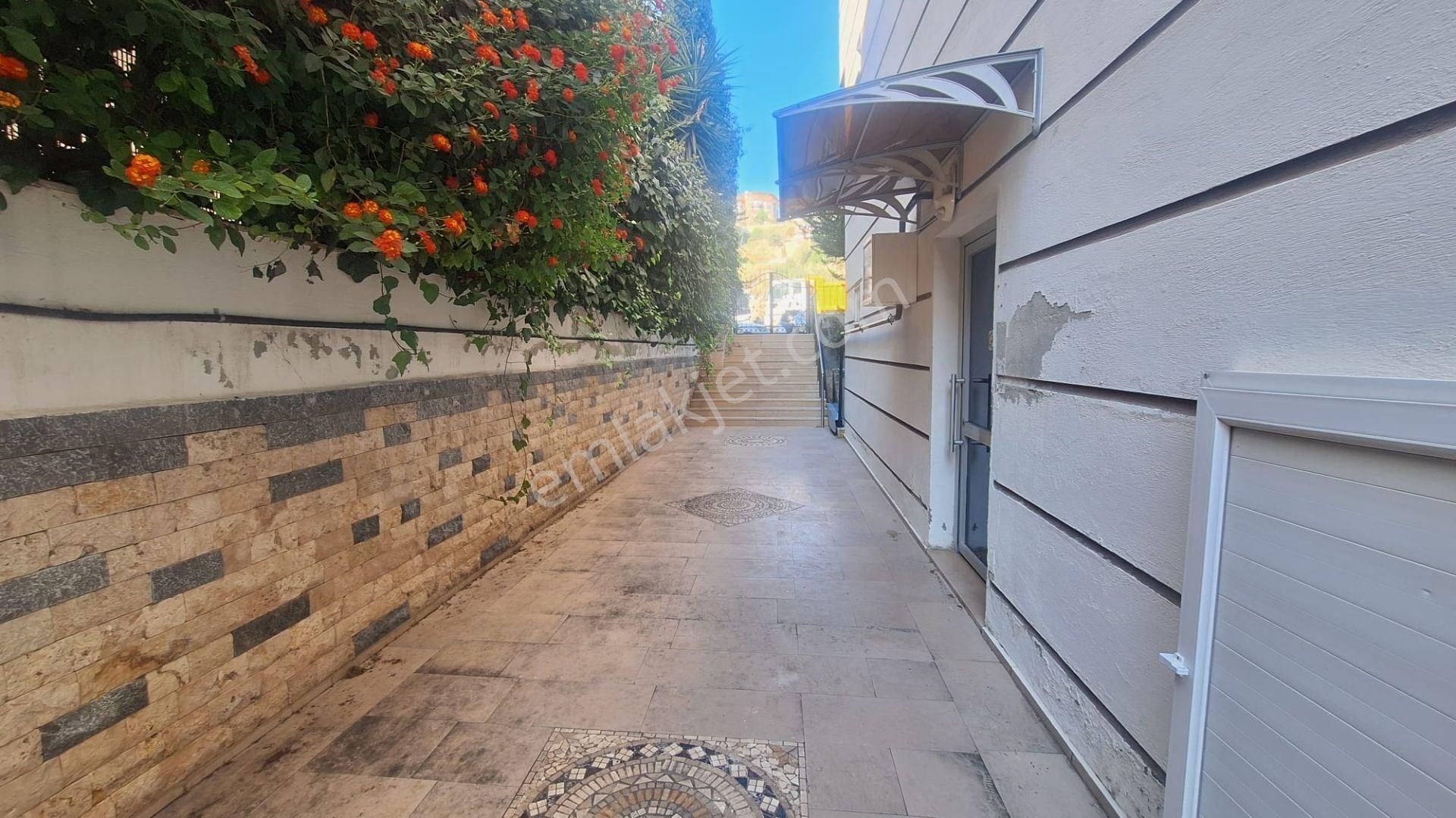 Kuşadası Ege Mahallesinde Satılık Bahçe Katı Geniş Daire - Görsel 15