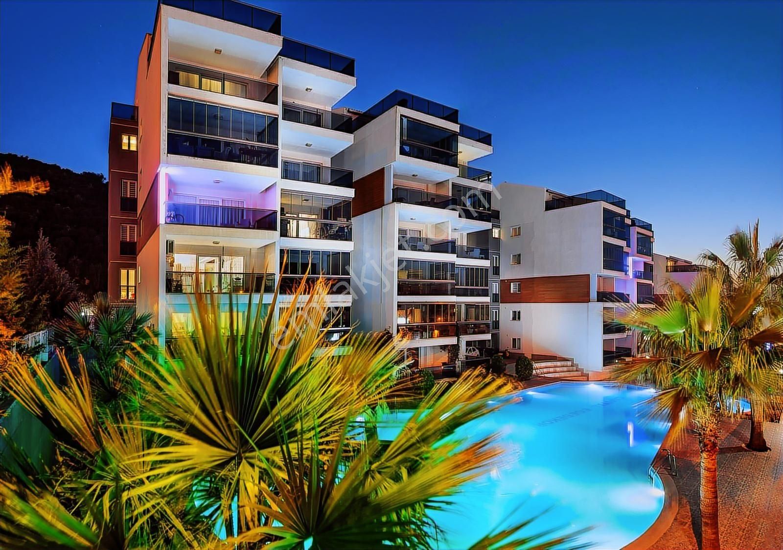 Kuşadasında Satılık, Bakımlı, 3+1 Ara Kat, Geniş Daire...